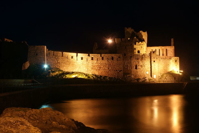 According to legend, Peel Castle is haunted by a mysterious black dog. Author: Simon Robinson – CC BY-SA 3.0