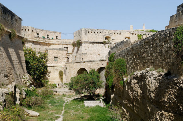 Part of the ancient walls of Valletta and the fort. Author: Marie-Lan Nguyen – CC BY 2.5