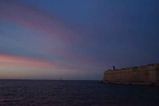 Part of the fort at sunset. Author: LaraCalleja – CC BY-SA 4.0