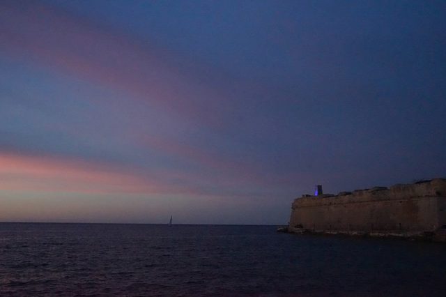 Part of the fort at sunset. Author: LaraCalleja – CC BY-SA 4.0