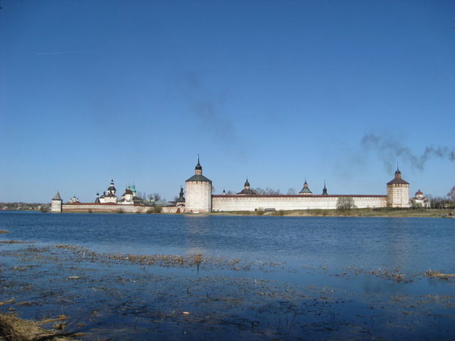 A photo of the monastic complex and its walls dated 2008. Author: ADRebus – CC BY-SA 3.0