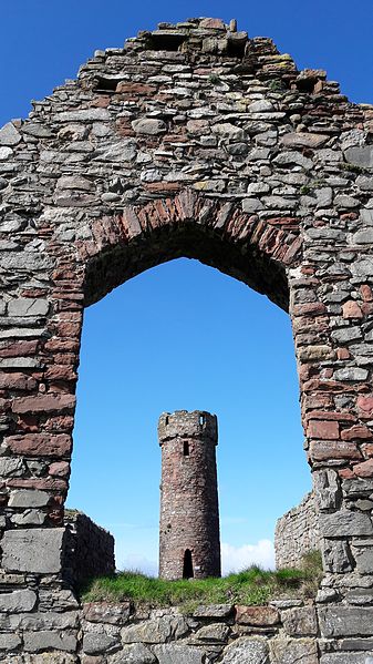 The Round Tower viewed through the window of St. Patrick’s Chapel. Author: Manx James – CC0