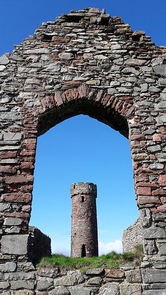 The Round Tower viewed through the window of St. Patrick’s Chapel. Author: Manx James – CC0