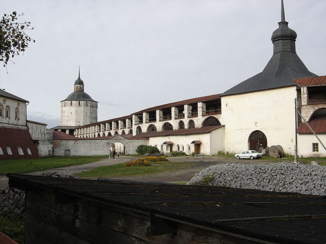 Photo of the towers and the walls. Author: Acer11 – CC BY-SA 3.0