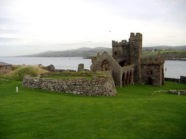 Ruins of the former Cathedral of St. German which stand within the walls of Peel Castle. Author: kevin rothwell – CC BY-SA 2.0