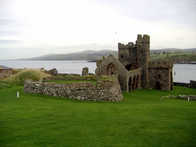 Ruins of the former Cathedral of St. German which stand within the walls of Peel Castle. Author: kevin rothwell – CC BY-SA 2.0