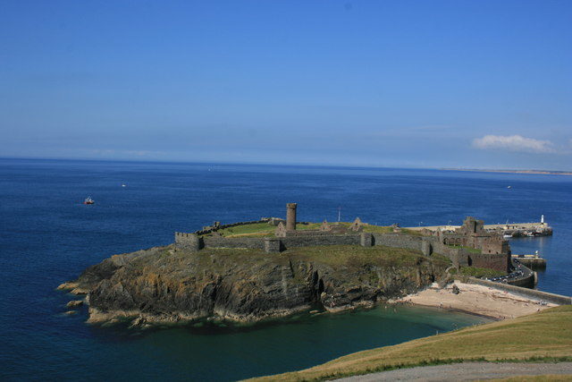 St. Patricks Isle is a small island connected by a causeway to Peel on the Isle of Man. Author: Roger Williamson – CC BY-SA 2.0