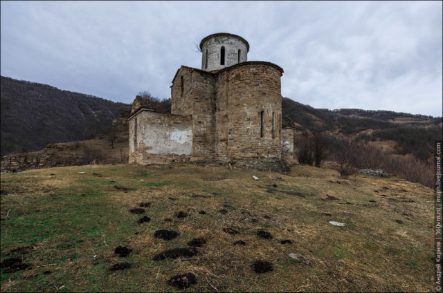 Semicircular apse on the eastern side of the church ©Andrey Kirnov