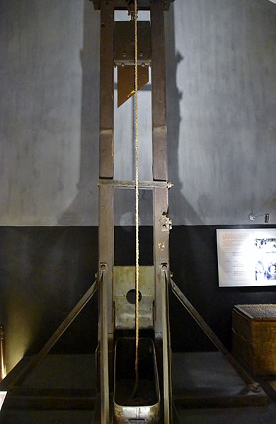 French guillotine used in the prison. Author: Richard Mortel – CC BY 2.0