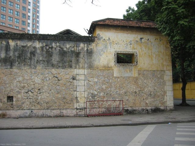 Exterior of the prison walls. Author: Kelisi – CC BY-SA 3.0