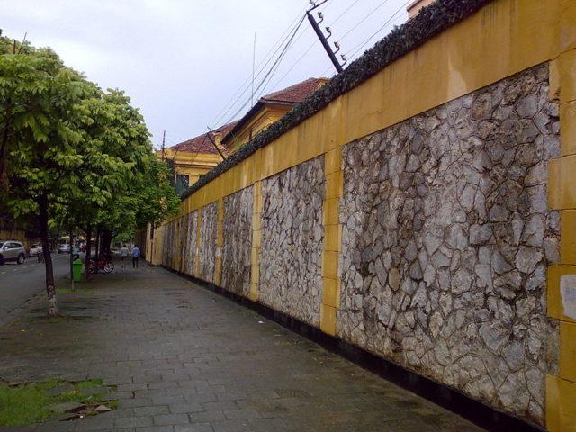 Part of the prison walls. Author: Newone