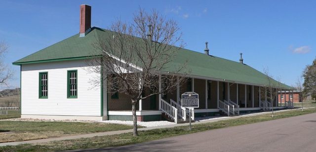 Photo of the barracks. Author: Ammodramus – CC0