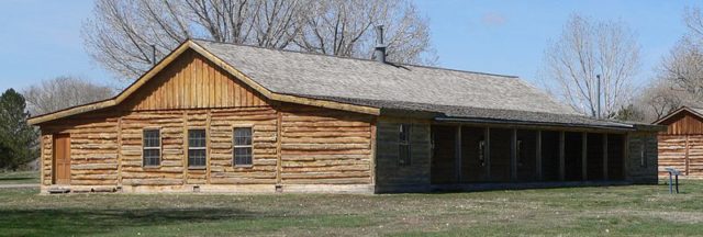 Photo of the cavalry barracks. Author: Ammodramus – CC0