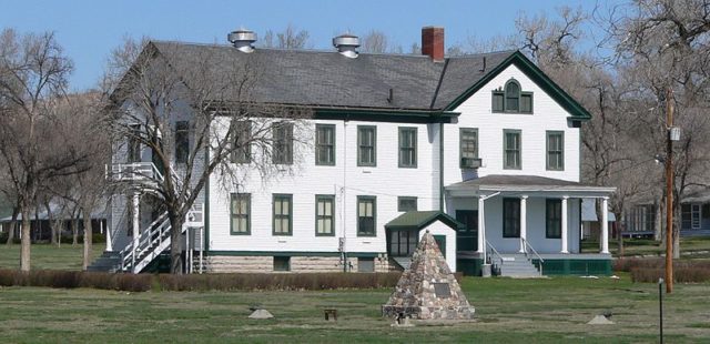 Photo of the headquarters at Fort Robinson. Author: Ammodramus – CC0