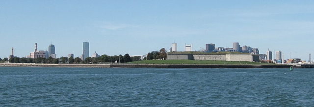 The fort and Boston Harbour. Author: M2545