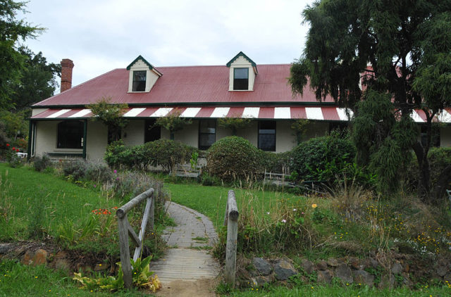 The Officer’s Quarters. Author: JERRYE & ROY KLOTZ MD – CC BY-SA 3.0