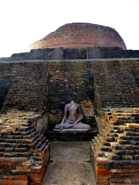 Most of the Buddha statues are decapitated/ Author: Anandajoti Bhikkhu – CC BY 2.0