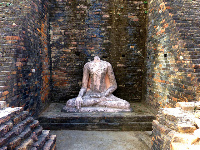Buddha statue/ Author: Anandajoti Bhikkhu – CC BY 2.0
