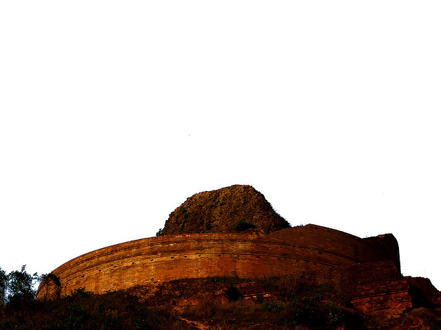 The top of the stupa/ Author: Anandajoti Bhikkhu – CC BY 2.0