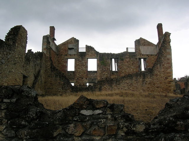 A heavily destroyed building. Author: TwoWings – CC BY 3.0