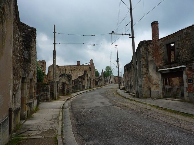 One of the village streets. Author: Adrian Farwell – CC BY 3.0