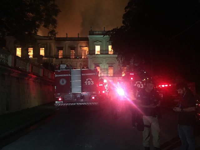 The two fire hydrants close to the museum were empty – firefighters had to draw water from the nearby lake. Author: Felipe Milanez – CC BY-SA 4.0