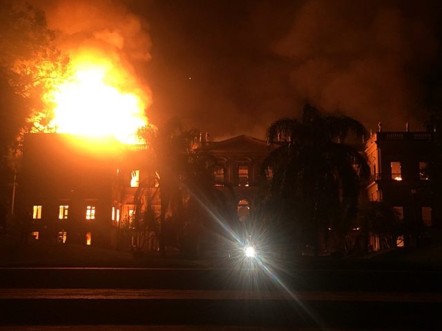 The fire lit up the night sky of Rio de Janeiro. Author: Felipe Milanez – CC BY-SA 4.0