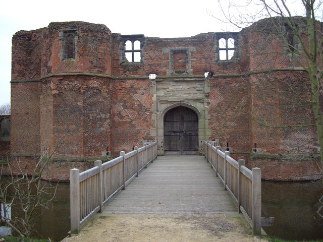 The castle was left unfinished/ Author: Tim Hallam – CC BY-SA 2.0