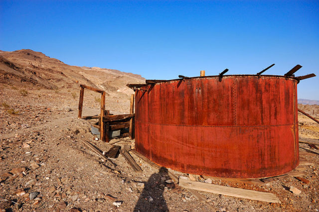 Rusty Mine Storage Tank. Author: Pierre Camateros – CC BY-SA 3.0