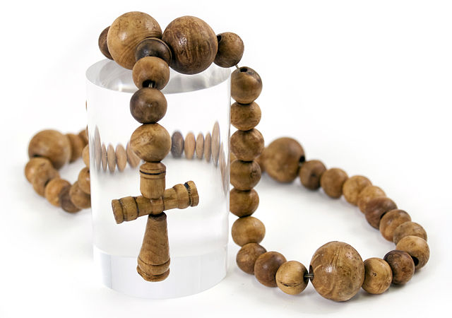 A rosary that once belonged to one of the lower-ranking crew members. Author: Mary Rose Trust CC BY-SA 3.0