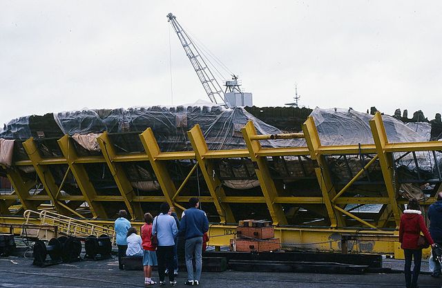 People viewing the salvage cage holding the ship. Author: Glenluwin CC BY-SA 3.0