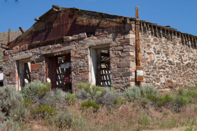 Built c.1869, this abandoned building, known as Hyde’s Hall, once had a second story which was a dance hall. The upper story was removed after an earthquake sometime in the early 1900s. Author: Anna-Katharina Stocklin CC BY-SA 3.0