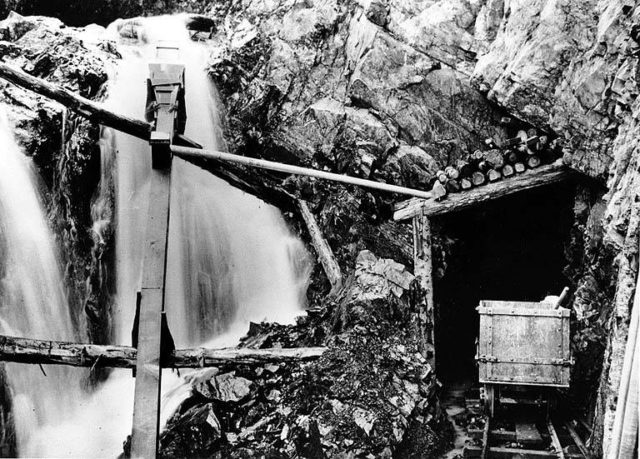 Into Del Campo mine. Author: University of Washington Libraries, Special Collections