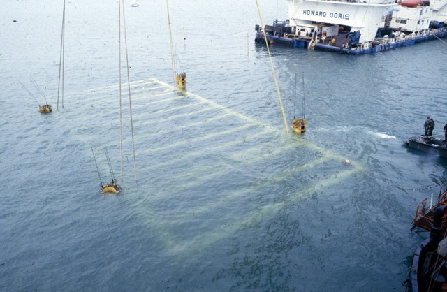 The final stages of the salvage of the Mary Rose on October 11, 1982. Author: the Mary Rose Trust CC BY-SA 3.0