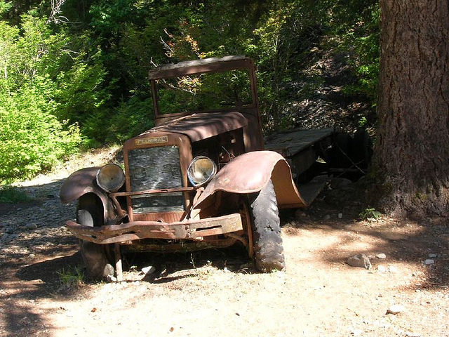 Old and abandoned vehicle – alternative angle. Author: Donaleen – CC BY 2.0