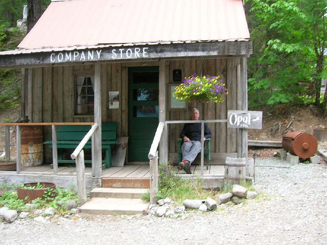 The local company store for tourists and visitors. Author: Donaleen – CC BY 2.0