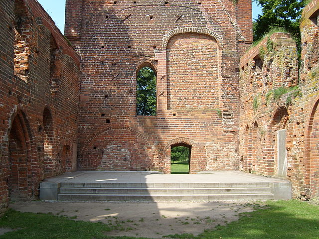 Theis open-air stage was built in 1968 in the interior of the abbey’s church. Author: C.Löser – CC BY 3.0