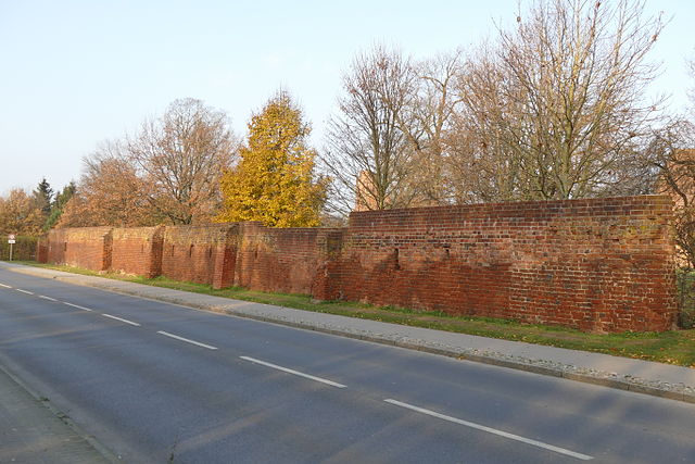 The preserved part of the abbey wall looks inconspicuous. Author: Erell – CC BY-SA 3.0