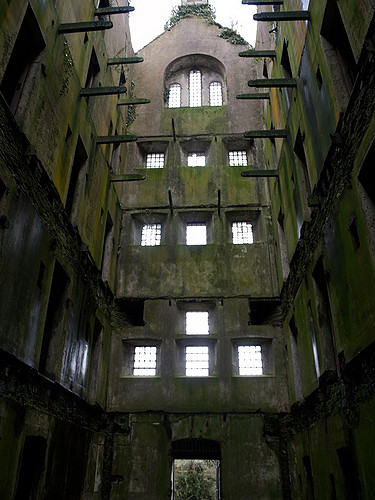 The dramatic and imposing interior. Author: Jon Blathwayt – flickr CC BY 2.0