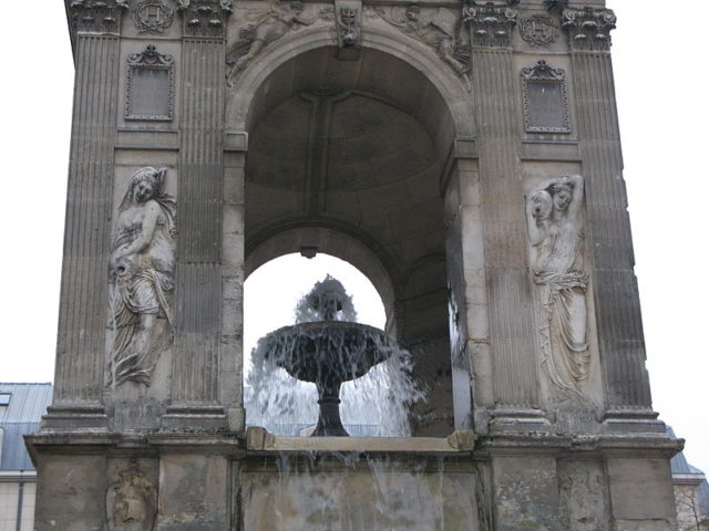 Closeup of the fountain. Author: Dada – CC BY-SA 3.0