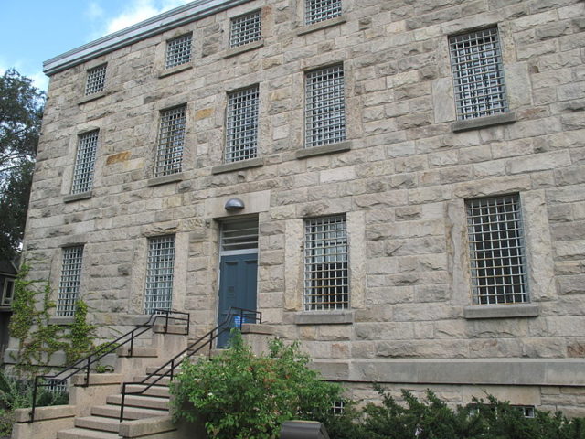 You can see the barred windows from the front view of the prison. Author: Brian Peiris CC BY-SA 3.0
