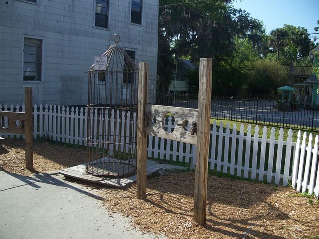 Part of the torture equipment can still be seen. Author: Ebyabe – CC BY-SA 3.0
