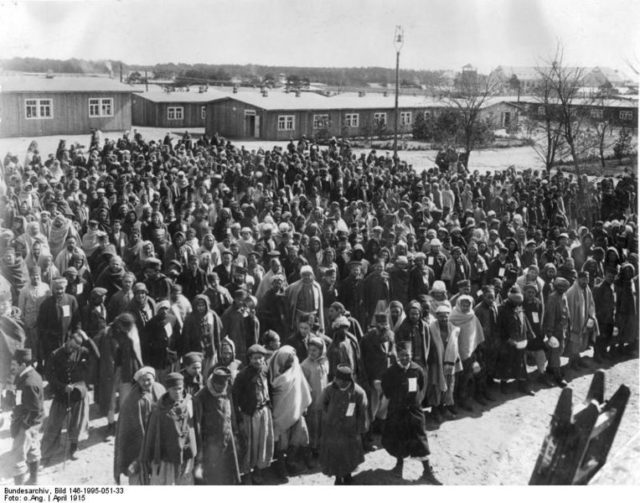 Halbmondlager – “half-moon camp” had capacity for up to 5000 prisoners. Author: Bundesarchiv, Bild 146-1995-051-33 CC BY-SA 3.0 de