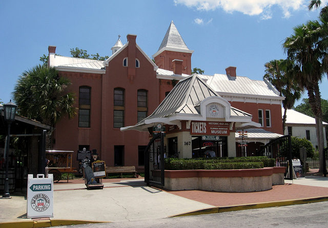 The entrance to the building is now served by a ticket office. Author: Jared – CC BY 2.0