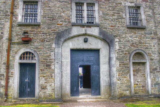 The entrance to one of the buildings displays the architectural quality of the building. Author: psyberartist CC BY 2.0