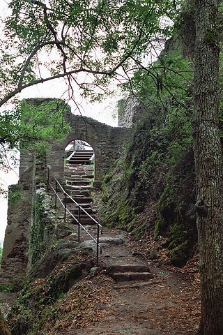 The castle entrance – Author: Dsch67 – CC BY-SA 2.5