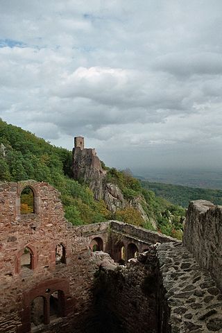 Château de Saint-Ulrich with Château du Girsberg in the background – Author: Dsch67 – CC BY-SA 2.5