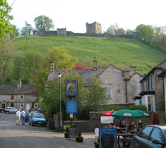 The castle as seen from the village of Castleton – Author: T Chalcraft – CC BY-SA 2.5