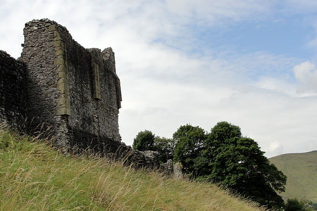 The northern curtain wall with the remains of a tower – Author: Nessy-Pic – CC BY-SA 4.0
