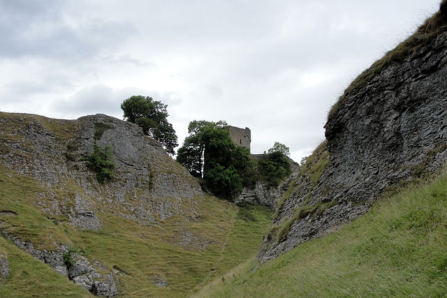 A view of the castle from Cave Dale – Author: Nessy-Pic – CC BY-SA 4.0